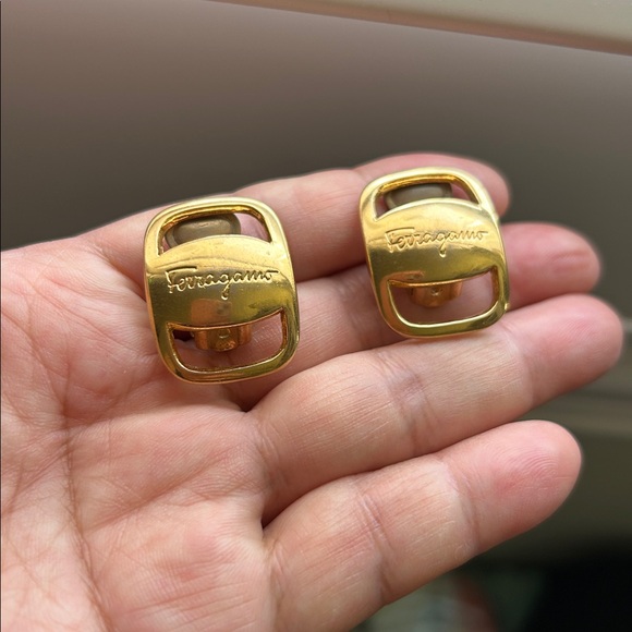🖤VTG Salvatore Ferragamo Vara Gold Tone Clip-On Earrings - Picture 12 of 15
